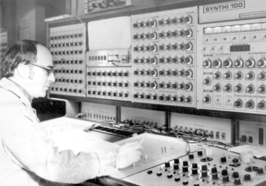 File:Vladan Radovanovic, Synthi 100, Belgrade Radio Electronic Studio.jpg