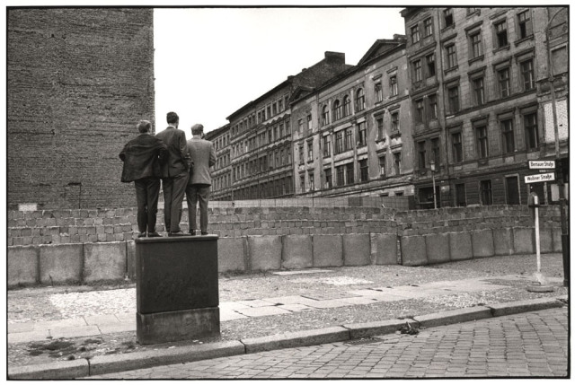 File:Henri Cartier-Bresson, The construction of the Berlin Walla, 1962.jpg