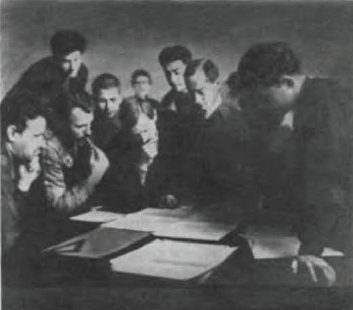 File:VKhUTEMAS students with Vladimir Krinskii 2.png