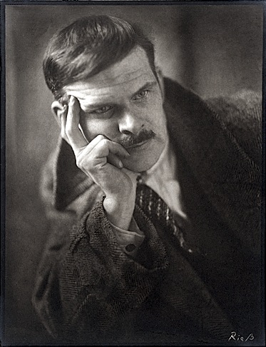 File:Alexander Archipenko, ca. 1920, Atelier Riess.jpg