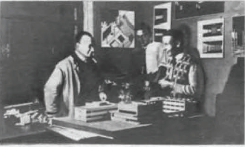 File:Moisei Ginzburg with students at VKhUTEIN 1929.png