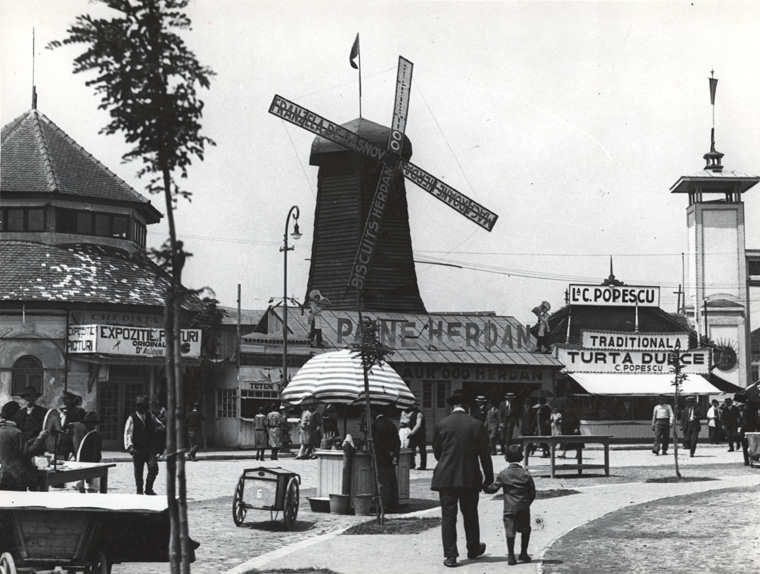 File:Nicolae Ionescu - Moşilor Fair in 1929. Entrance Kiosks.jpg
