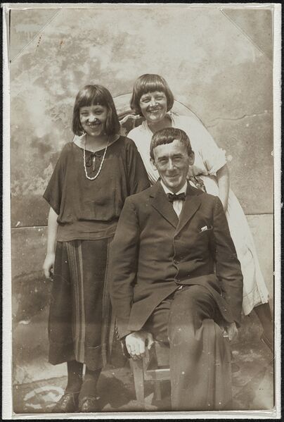 File:Annemie Schuett-Hennings Hugo Ball Emmy Hennings 1925.jpg