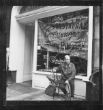 Gustav Metzger outside Gallery One 1962.jpg