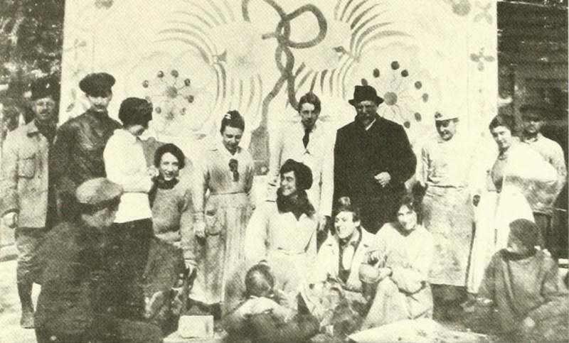 File:Alexandra Exter and her students Kiev 1918-19.jpg