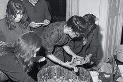 Knowles 1962 Make a Salad.jpg